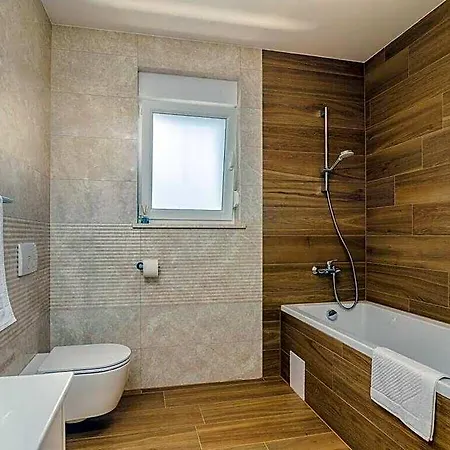 Lusarci Comfortable Hotel 2*